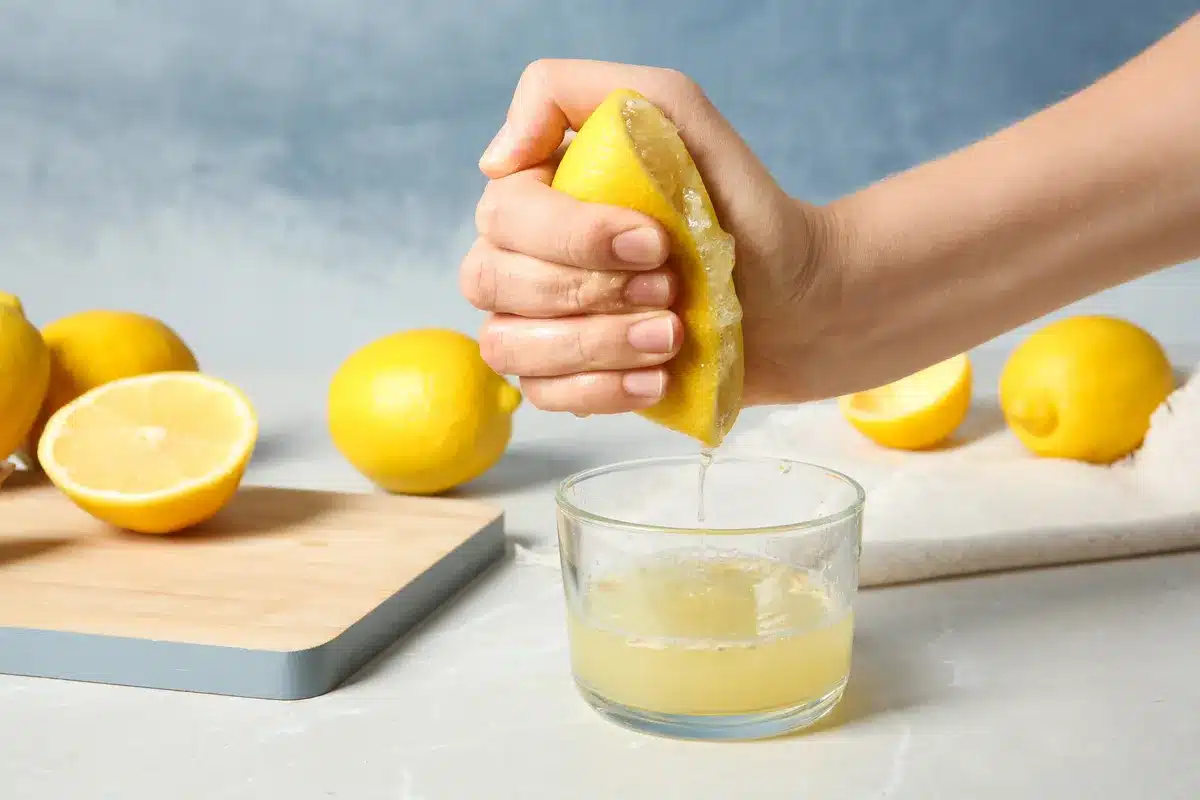 Jus de citron frais pressé dans un bol