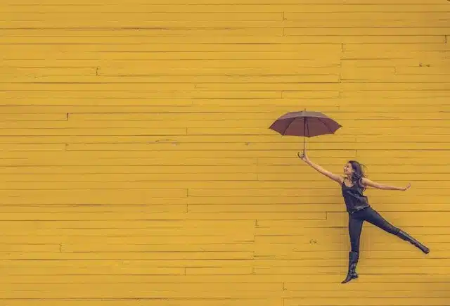 Banc public avec parapluie manquant