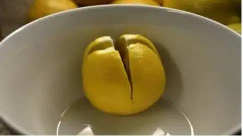 Citron coupé en quatre posé sur une table