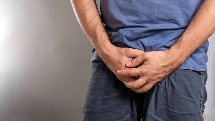 Homme réfléchissant à l'abstinence