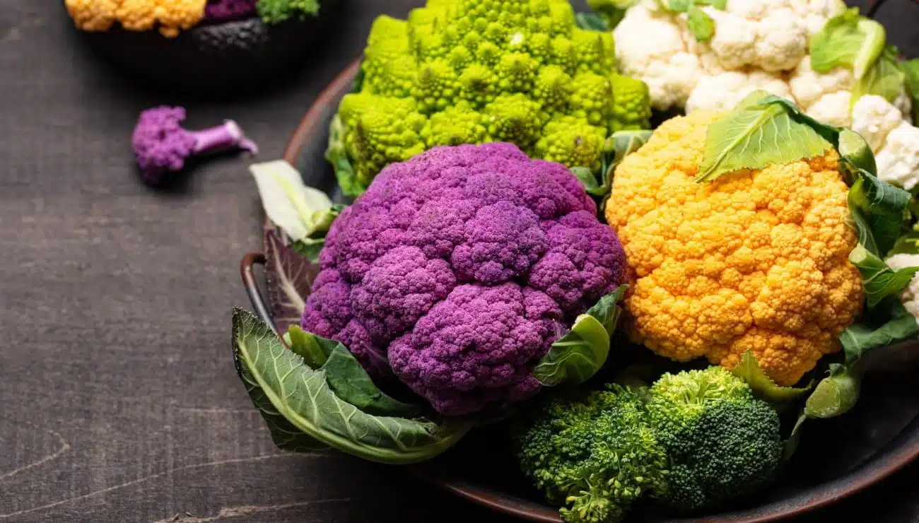Assortiment de légumes crucifères colorés