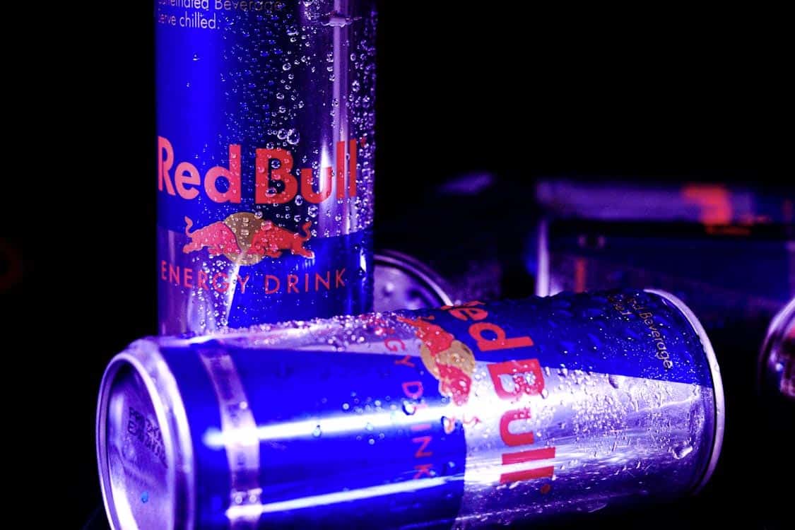 Canettes de boissons énergisantes colorées