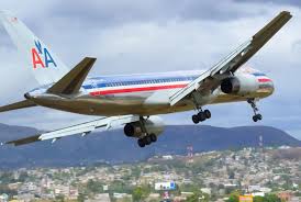 Aéroport entouré de montagnes au Honduras