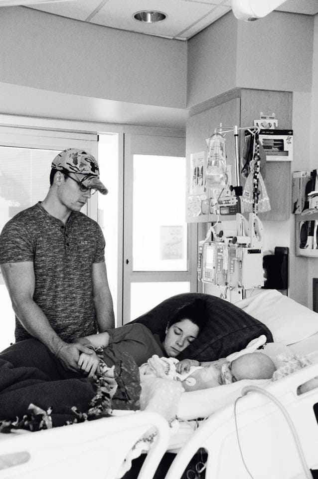 infirmi&egrave;re essaie de se faire discr&egrave;te