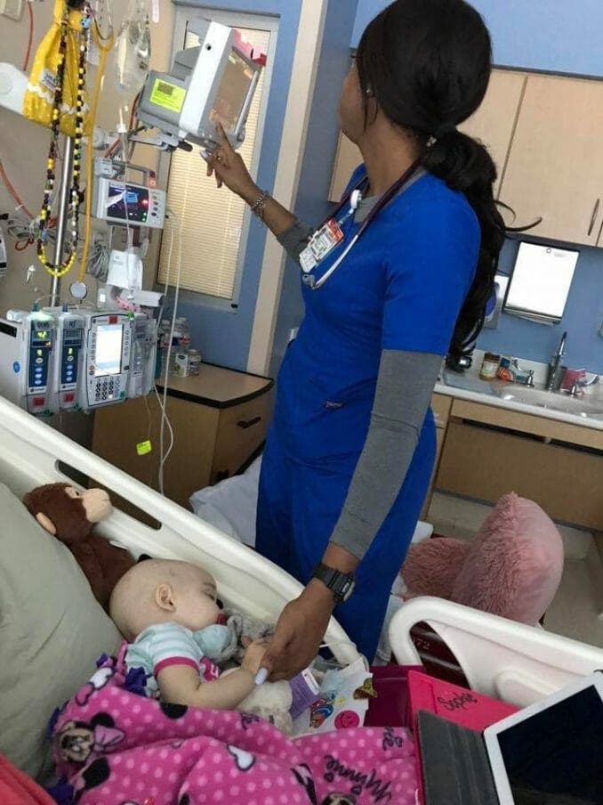 infirmi&egrave;re essaie de se faire discr&egrave;te