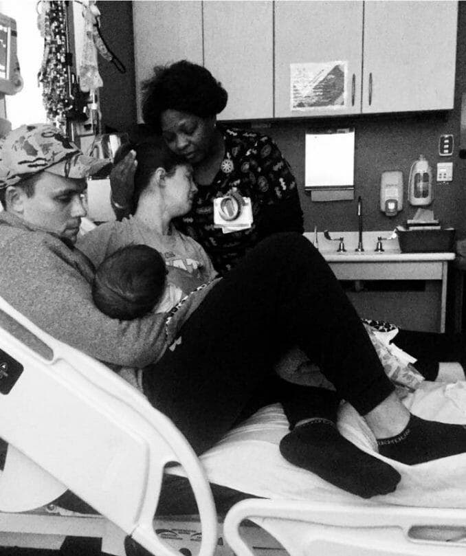 infirmi&egrave;re essaie de se faire discr&egrave;te