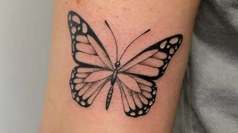 Tatouage de papillon personnalisé