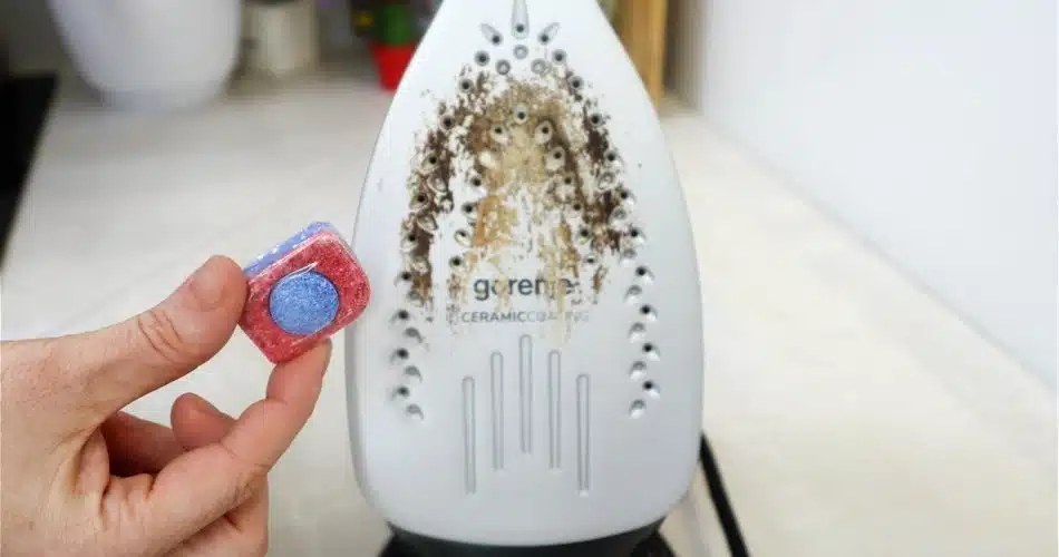 Matériel pour nettoyer un fer à repasser