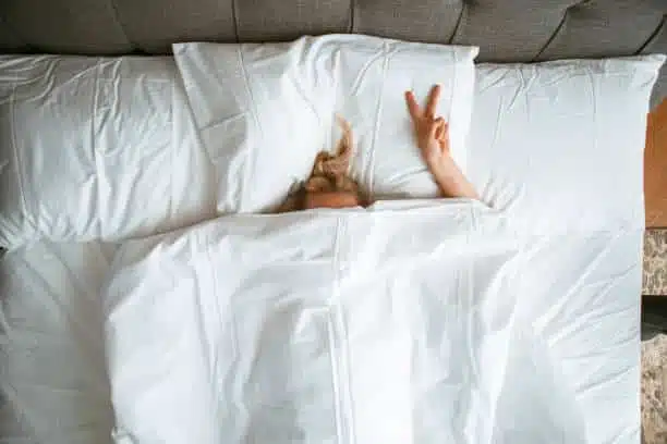 Femme massant ses pieds avant de dormir