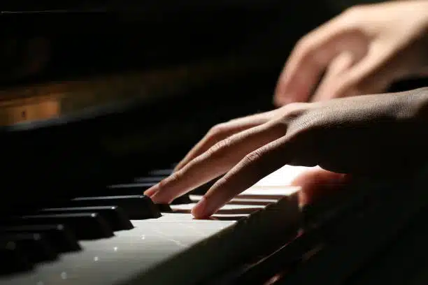 Mains jouant du piano avec expression