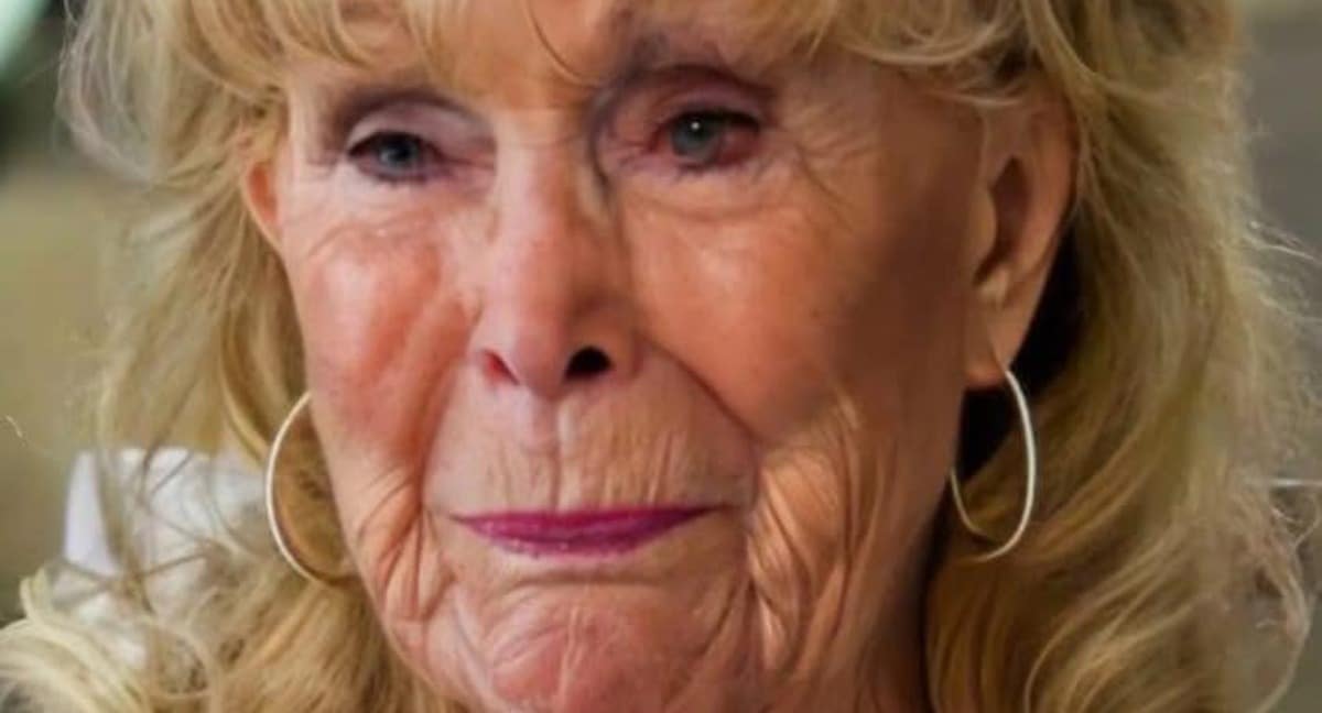 Barbara Eden sur sc&egrave;ne ou en interview r&eacute;cente