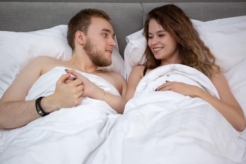 Couple échangeant un regard complice dans l'intimité