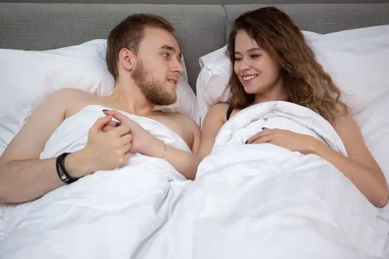Couple échangeant un regard complice dans l'intimité