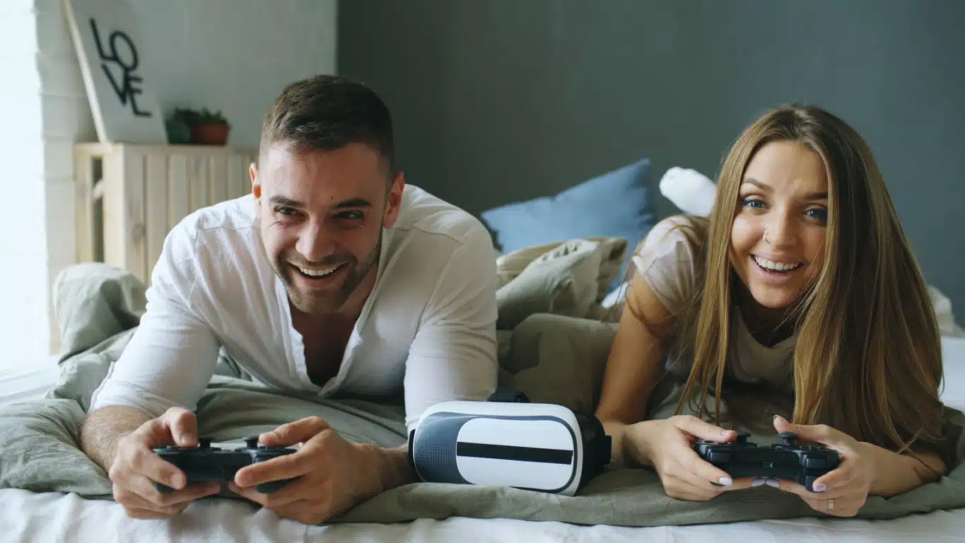 couple jouant ensemble aux jeux vidéo