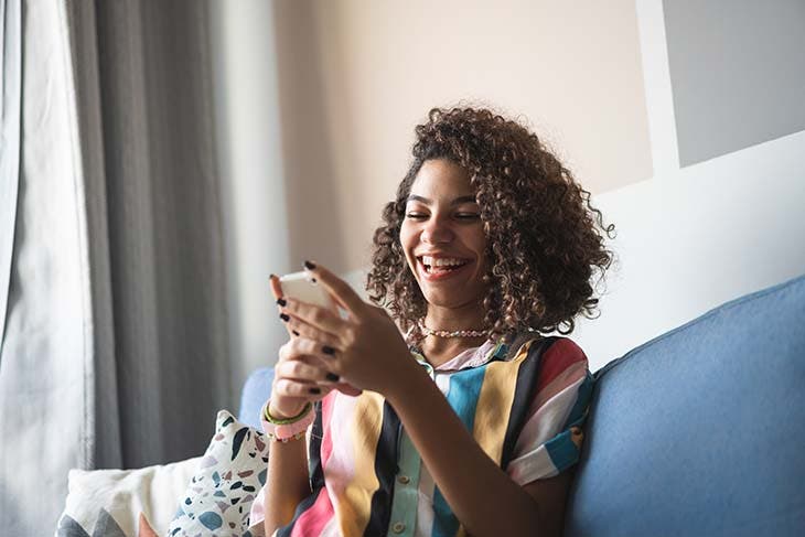 Jouer avec son smartphone - source : spm