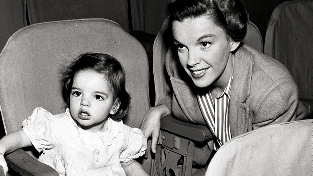 Liza Minnelli enfant avec sa mère Judy Garland