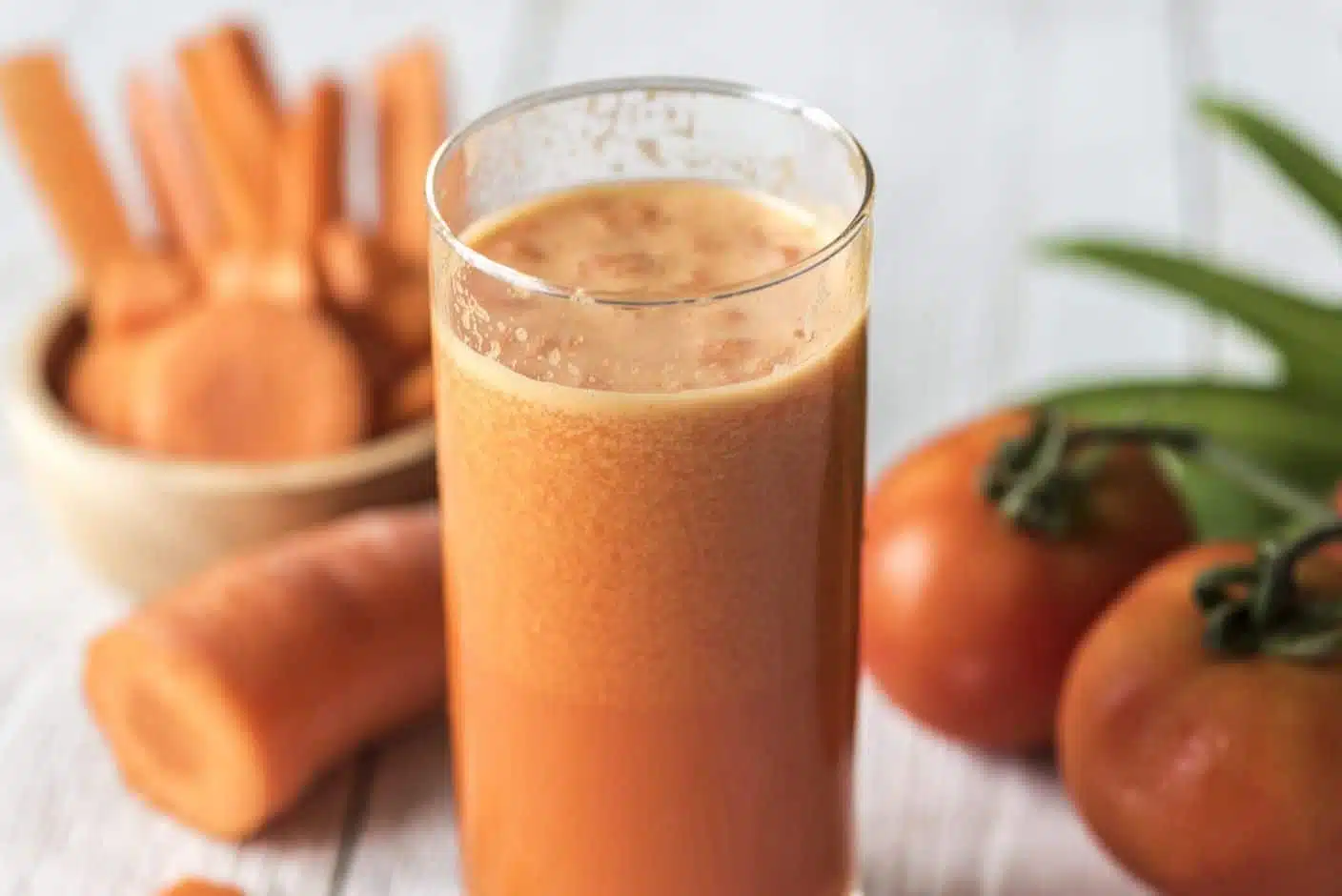 Jus frais de carotte et tomate