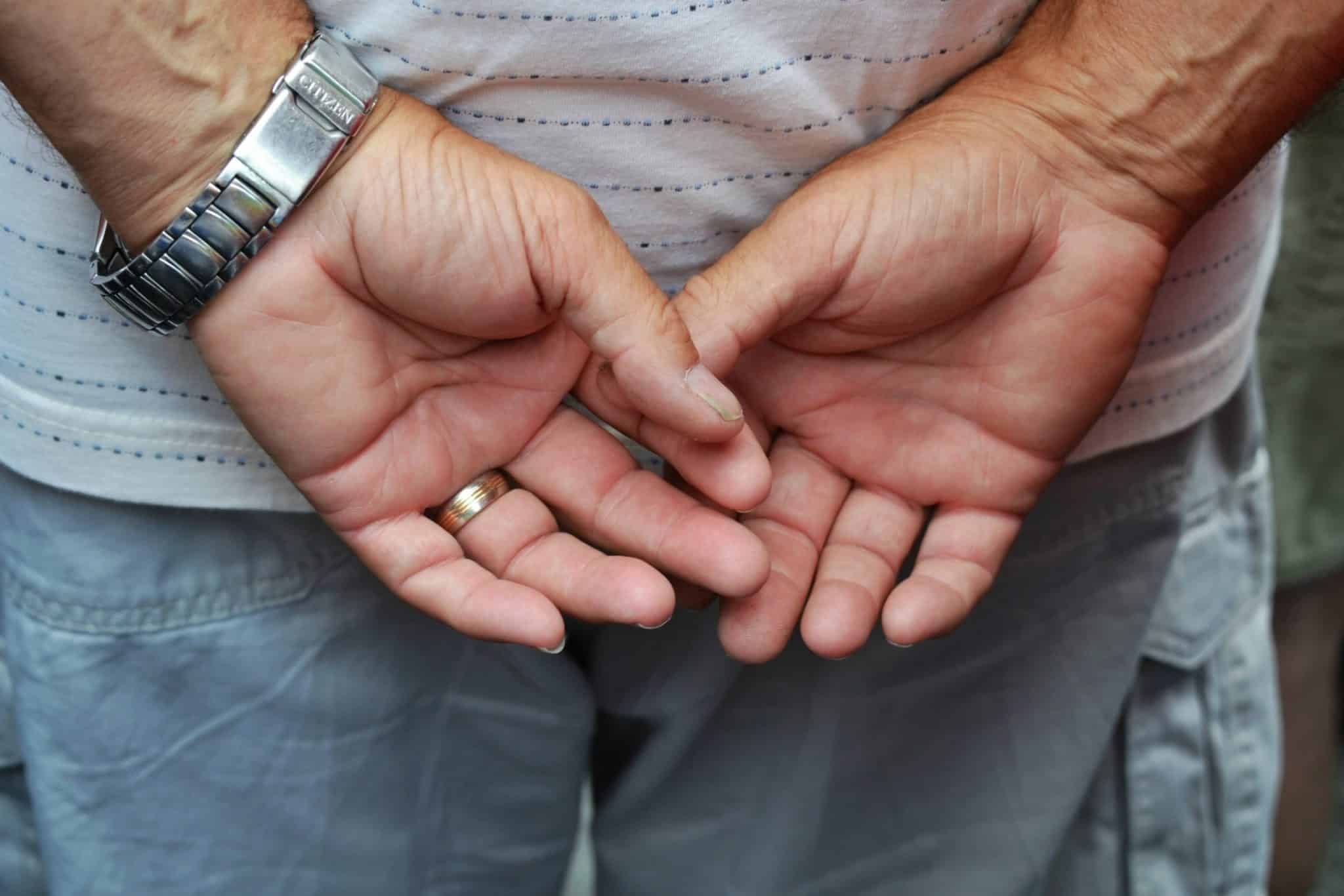 Homme mature aux mains expressives