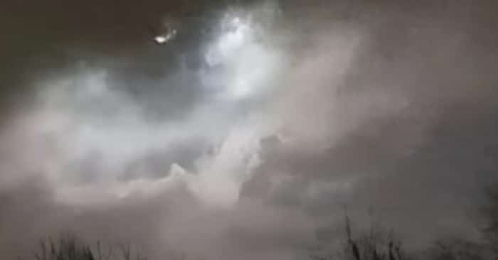 Photo d'un ciel nuageux avec une forme verticale intrigante