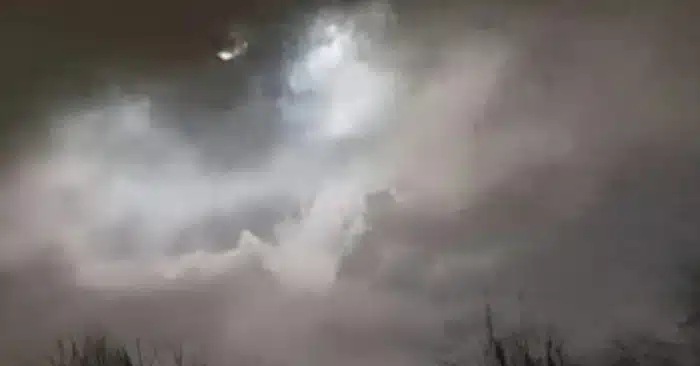 Photo d'un ciel nuageux avec une forme verticale intrigante