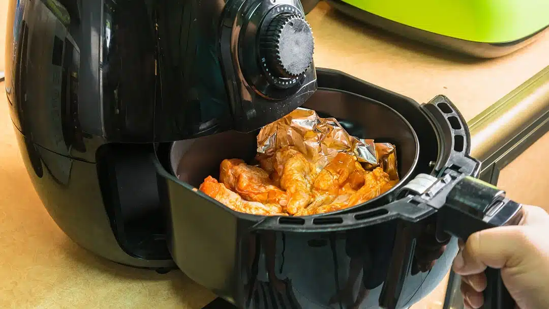Famille utilisant un airfryer