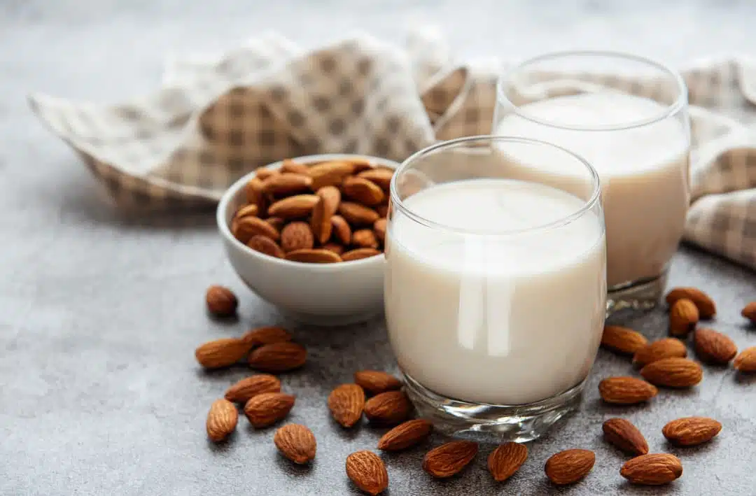 Verre de lait d'amande artisanal