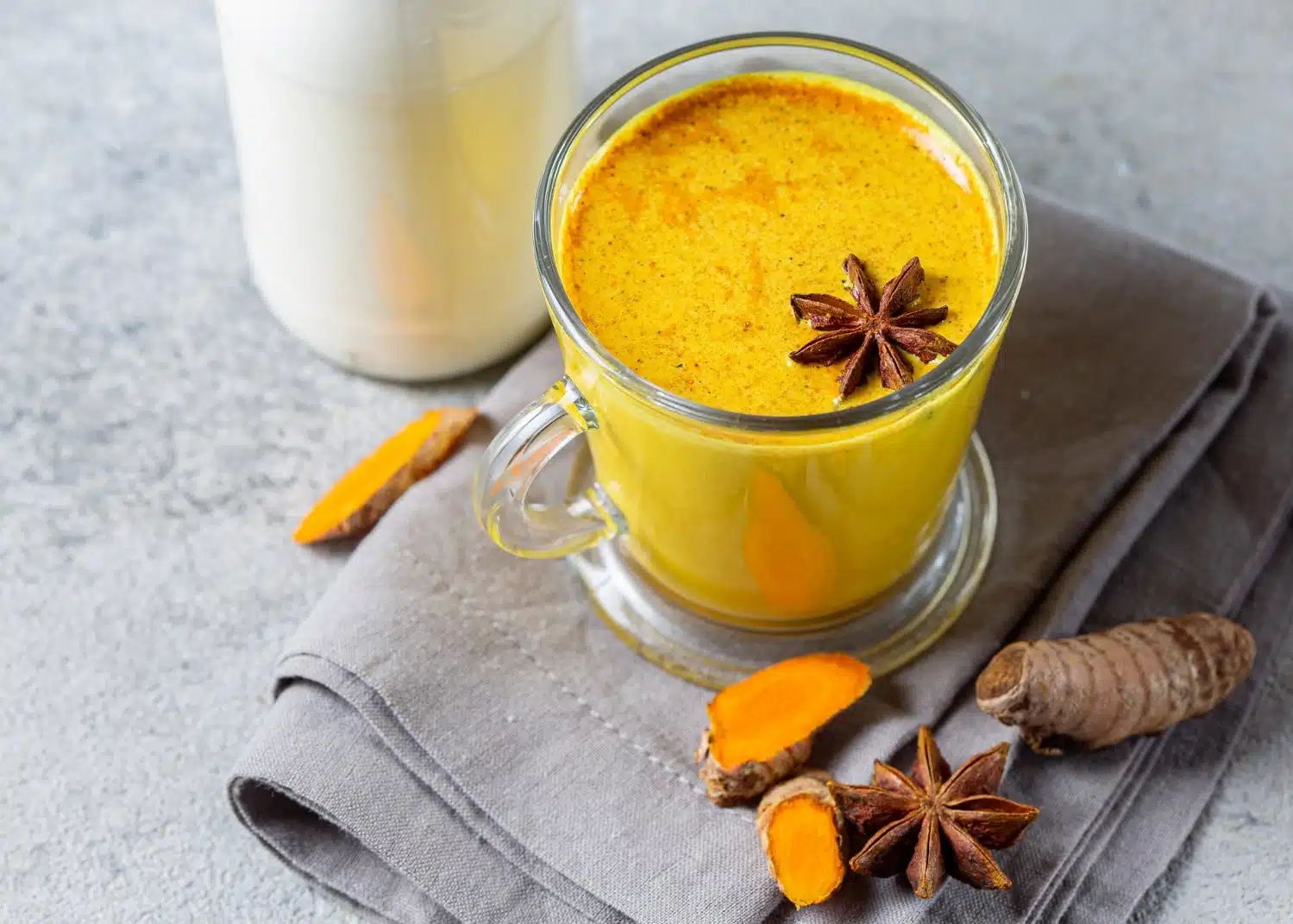 Verre de lait doré au curcuma