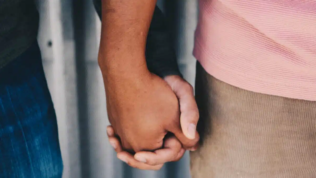 Couple mature se tenant la main lors d'une balade