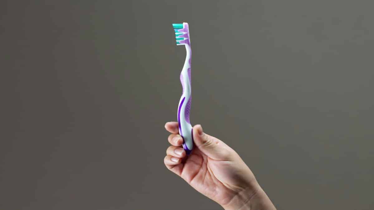 Couple partageant une brosse à dents