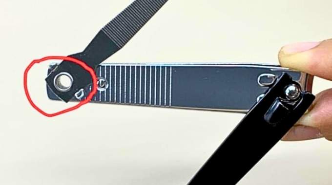 D&eacute;monstration de l'utilisation du trou pour courber d&eacute;licatement un fil m&eacute;tallique fin