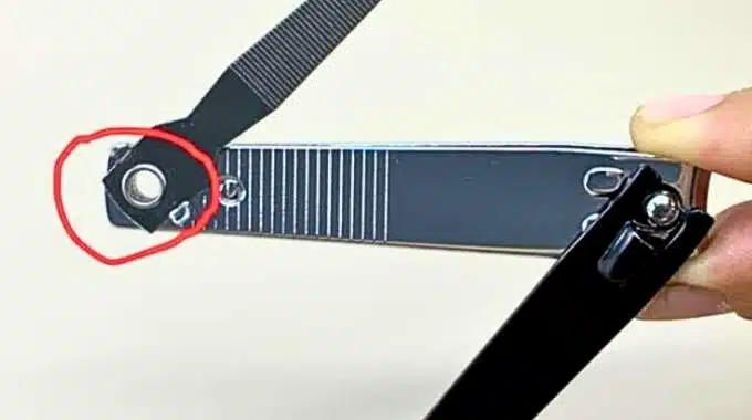 Démonstration de l'utilisation du trou pour courber délicatement un fil métallique fin