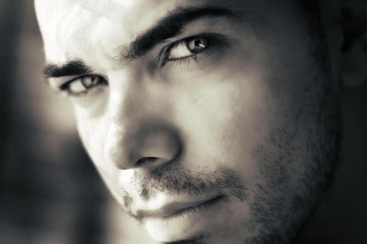 Regard intense et bienveillant d'un homme d'expérience