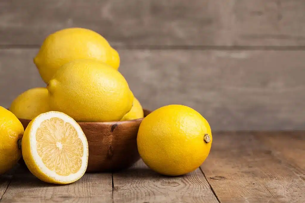 Citrons frais sur une table en bois
