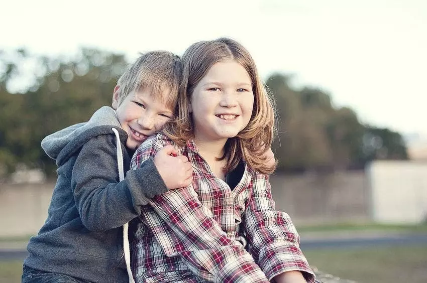 les frères et sœurs les plus jeunes sont les plus drôles