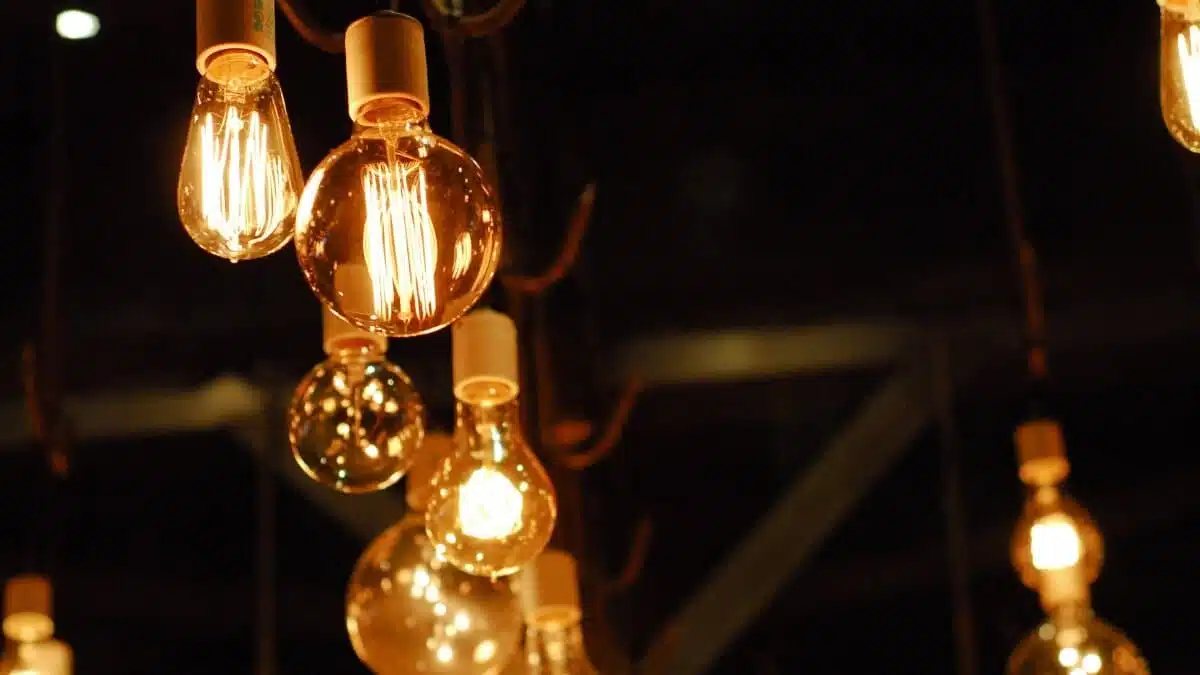 Ampoules qui clignotent mystérieusement