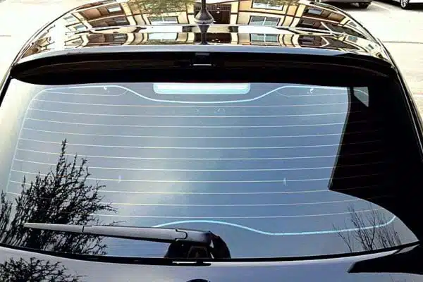 Gros plan sur les lignes intégrées à l'intérieur de la vitre arrière