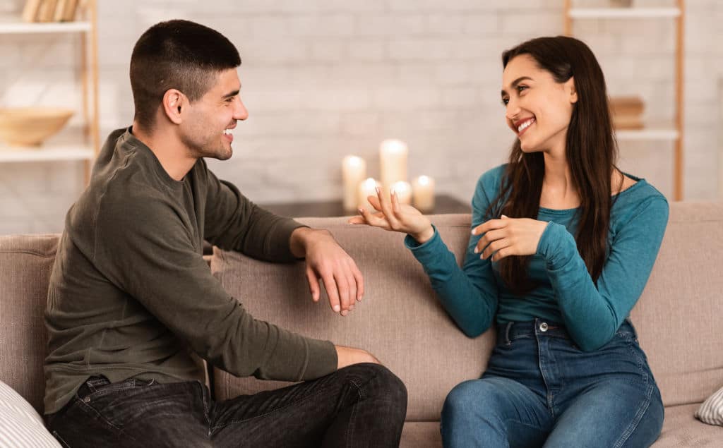 Couple complice sur un canapé