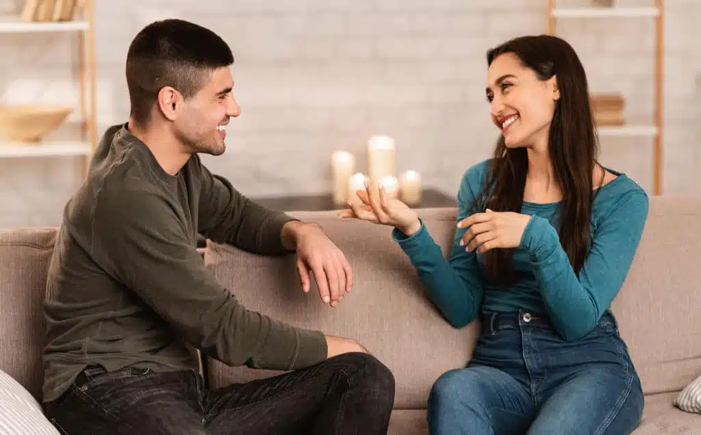 Couple complice sur un canapé