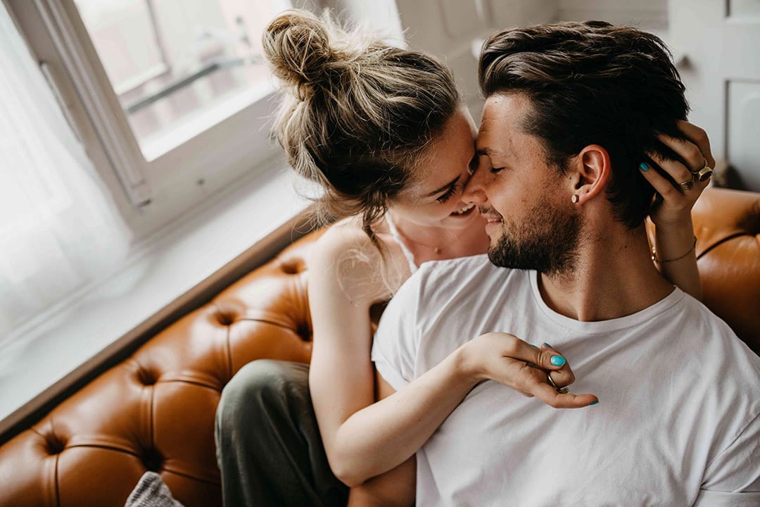 Couple heureux partageant un moment complice à la maison
