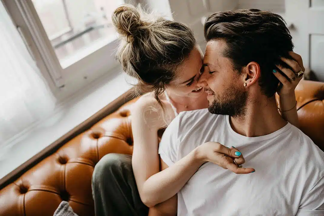 Couple heureux partageant un moment complice à la maison