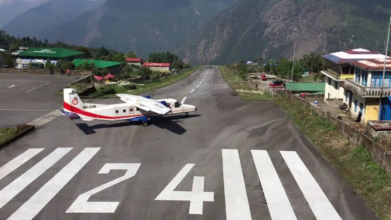Piste inclinée de Lukla au Népal