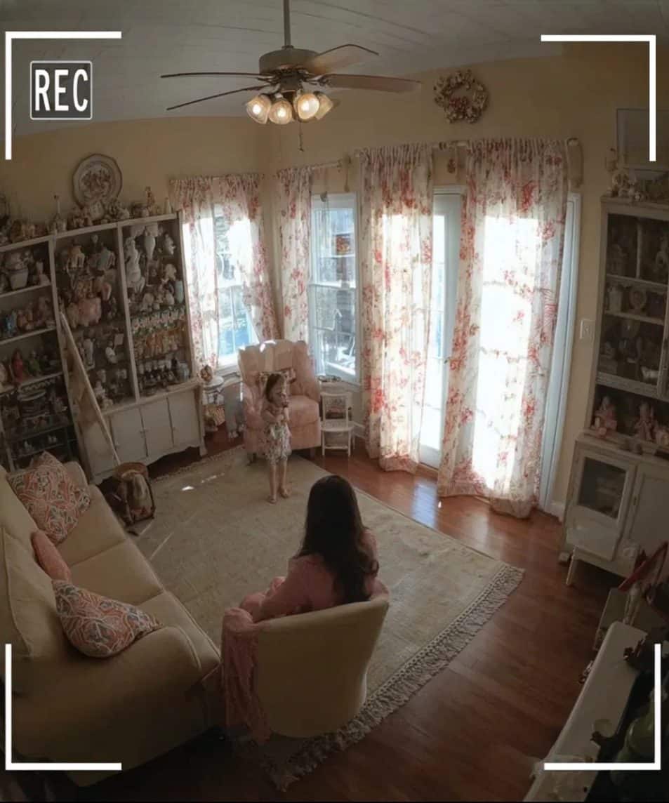 Mère regardant une vidéo sur son téléphone avec effroi