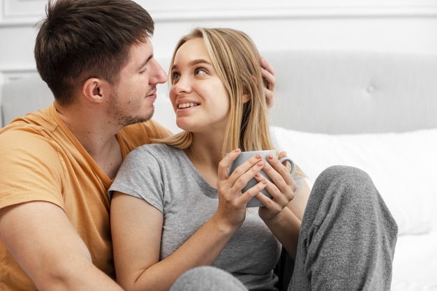 Femme regardant intensément son interlocuteur