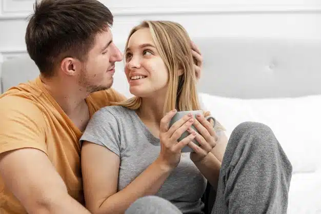 Femme regardant intensément son interlocuteur