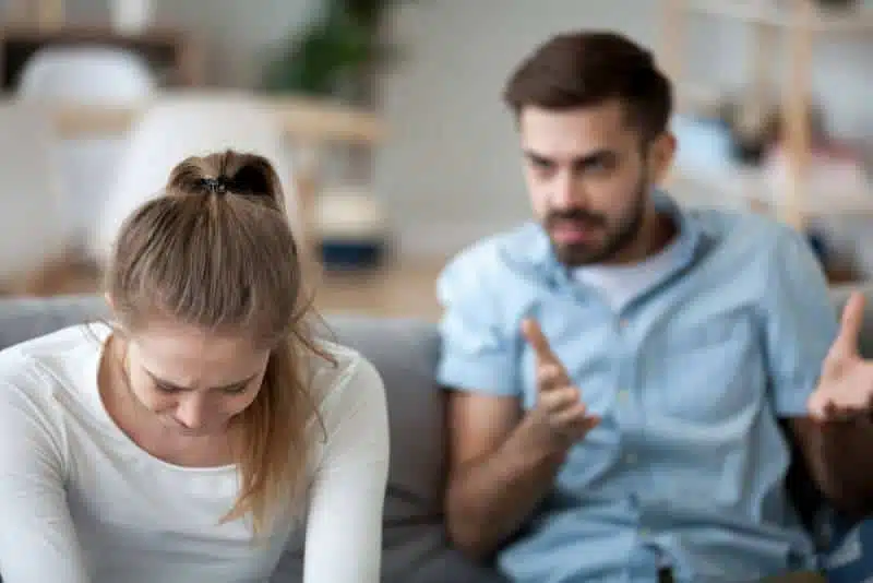 Couple en conflit - femme en larmes