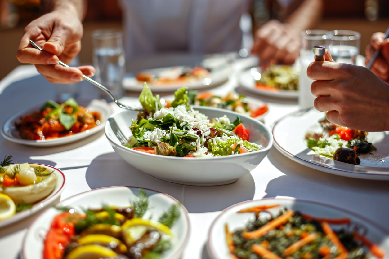 Assiette équilibrée avec fruits et légumes