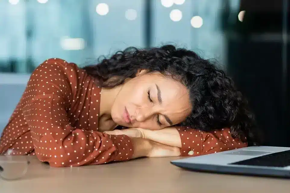 Homme fatigué au travail