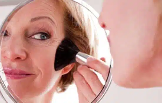 Femme de 50 ans avec maquillage naturel