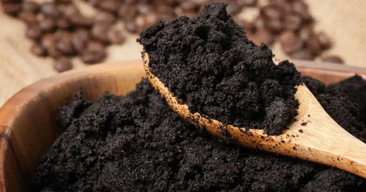 Photo de marc de café dans une tasse et sur une cuillère