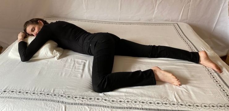 Femme dormant sur le ventre, illustrant les tensions sur la nuque et le dos